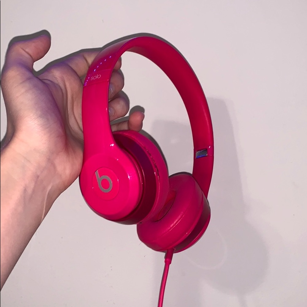 beats solo in hot pink